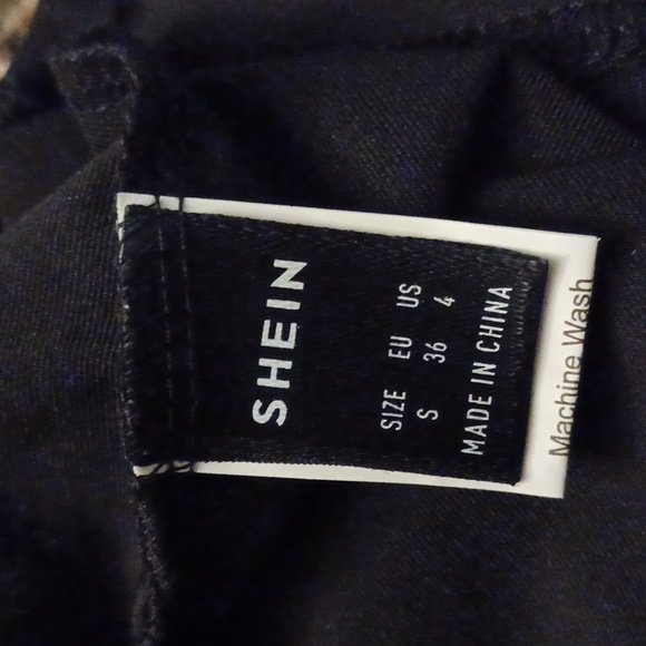 4/$60 Black Skeleton Print Fitted Tank Top - Size US 4 (Small) - Picture 6 of 7